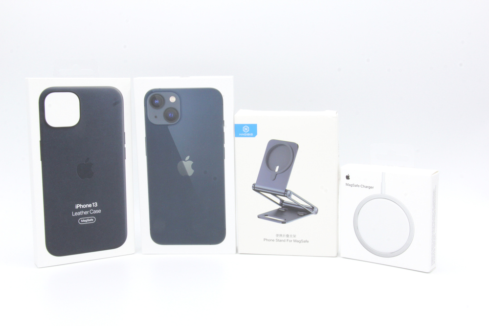 Test avec un étui en cuir Apple compatible MagSafe, un iPhone 13, un support HAGiBiS Z1S, et un chargeur Apple MagSafe